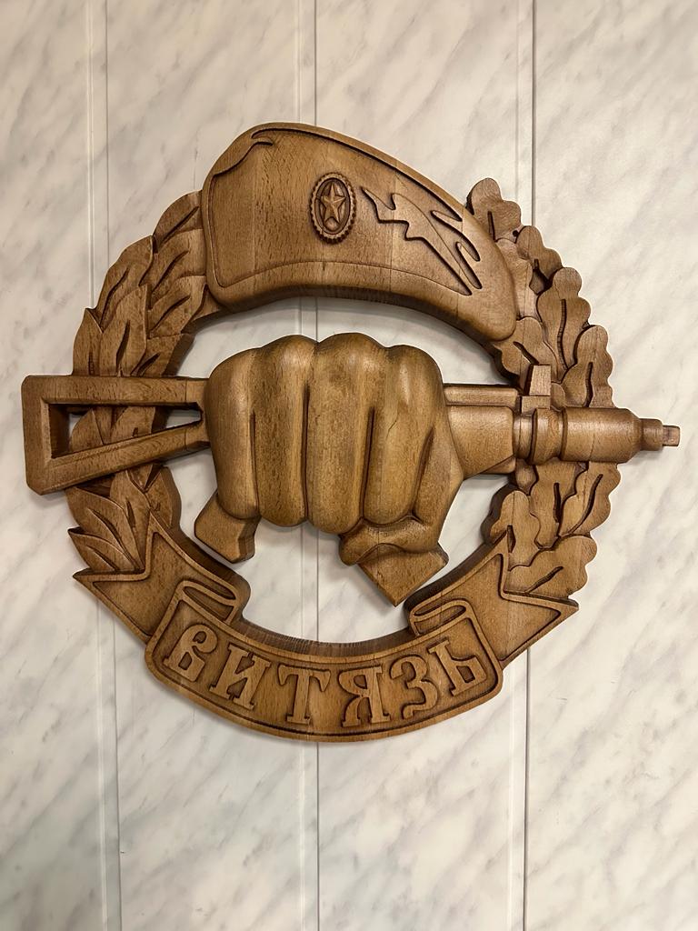 Эмблема деревянная ВИТЯЗЬ 40 см, дуб