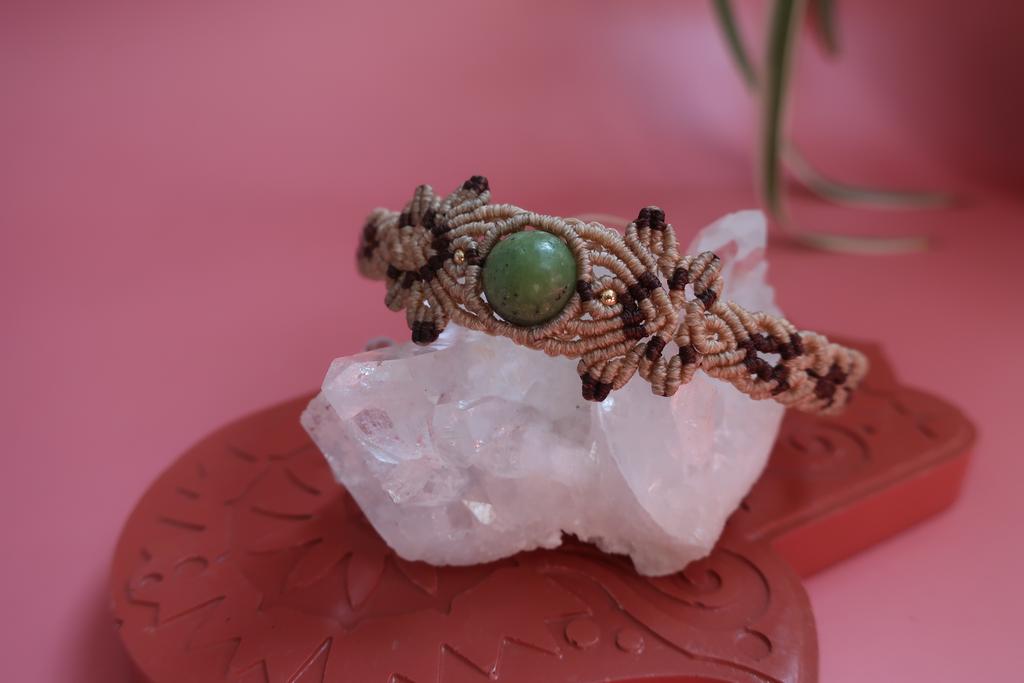 Браслет с нефритом