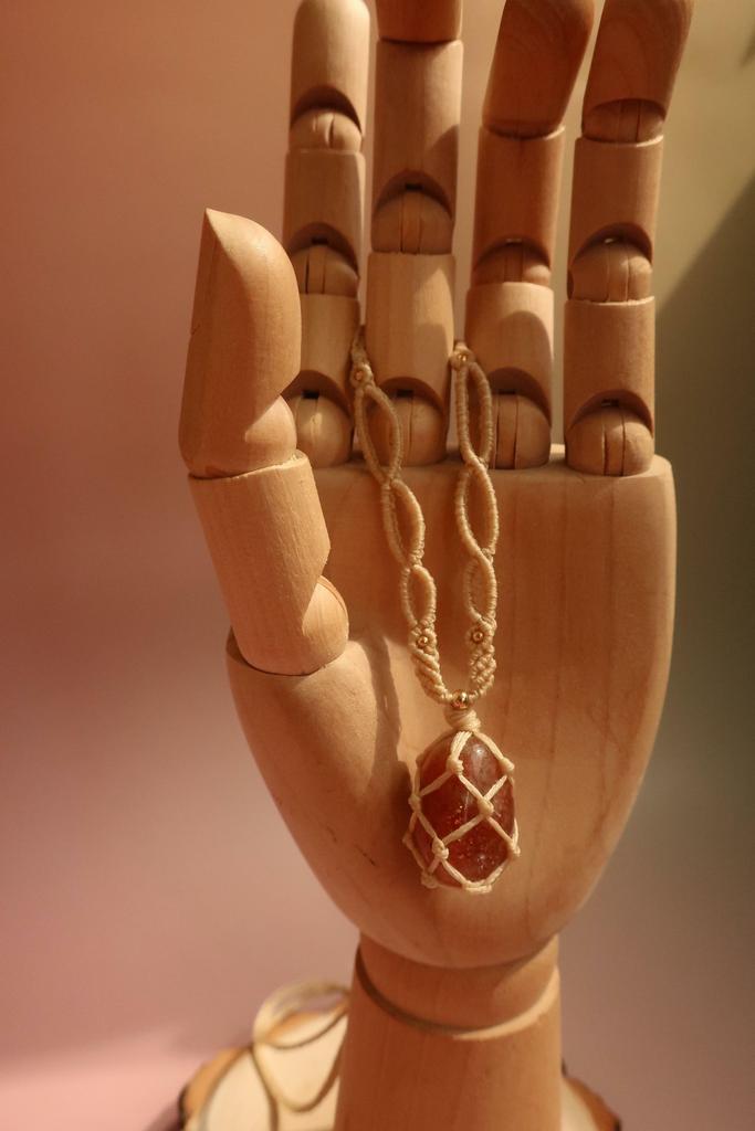 Кулон с солнечным камнем