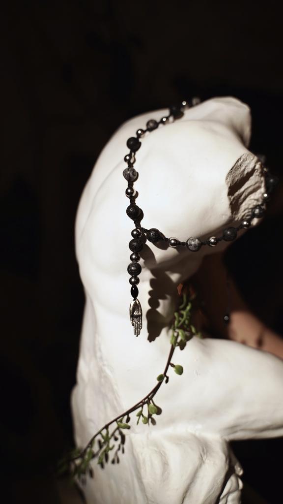 Бусы-галстук, ладонь