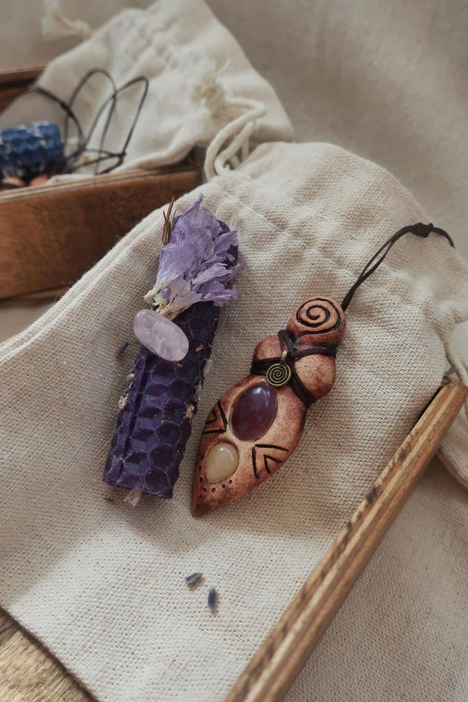 Керамическая Берегиня "Аметист, Оникс"