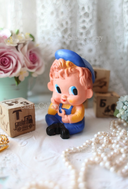 Винтажная резиновая игрушка мальчик "Маленький механик". Югославия.