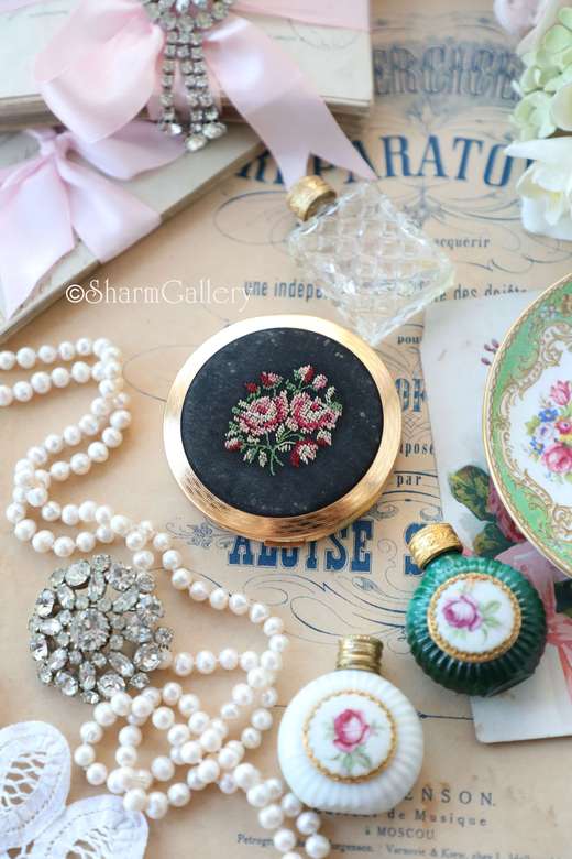 Винтажная пудреница "Розы" с микро вышивкой Petit Point, Австрия.