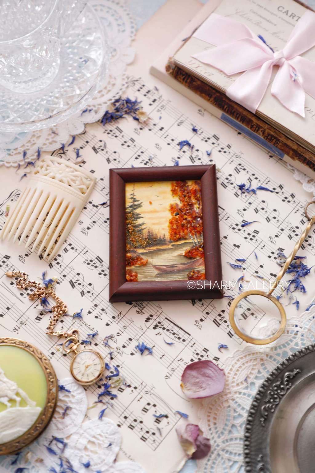 Винтажная янтарная картина «Осенний лес» в деревянной раме.