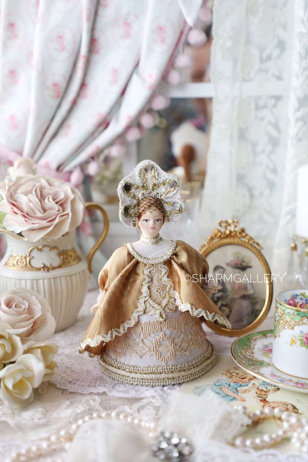 Кукла сувенирная в золотом костюме 18-н.19 в. Фарфор, текстиль.