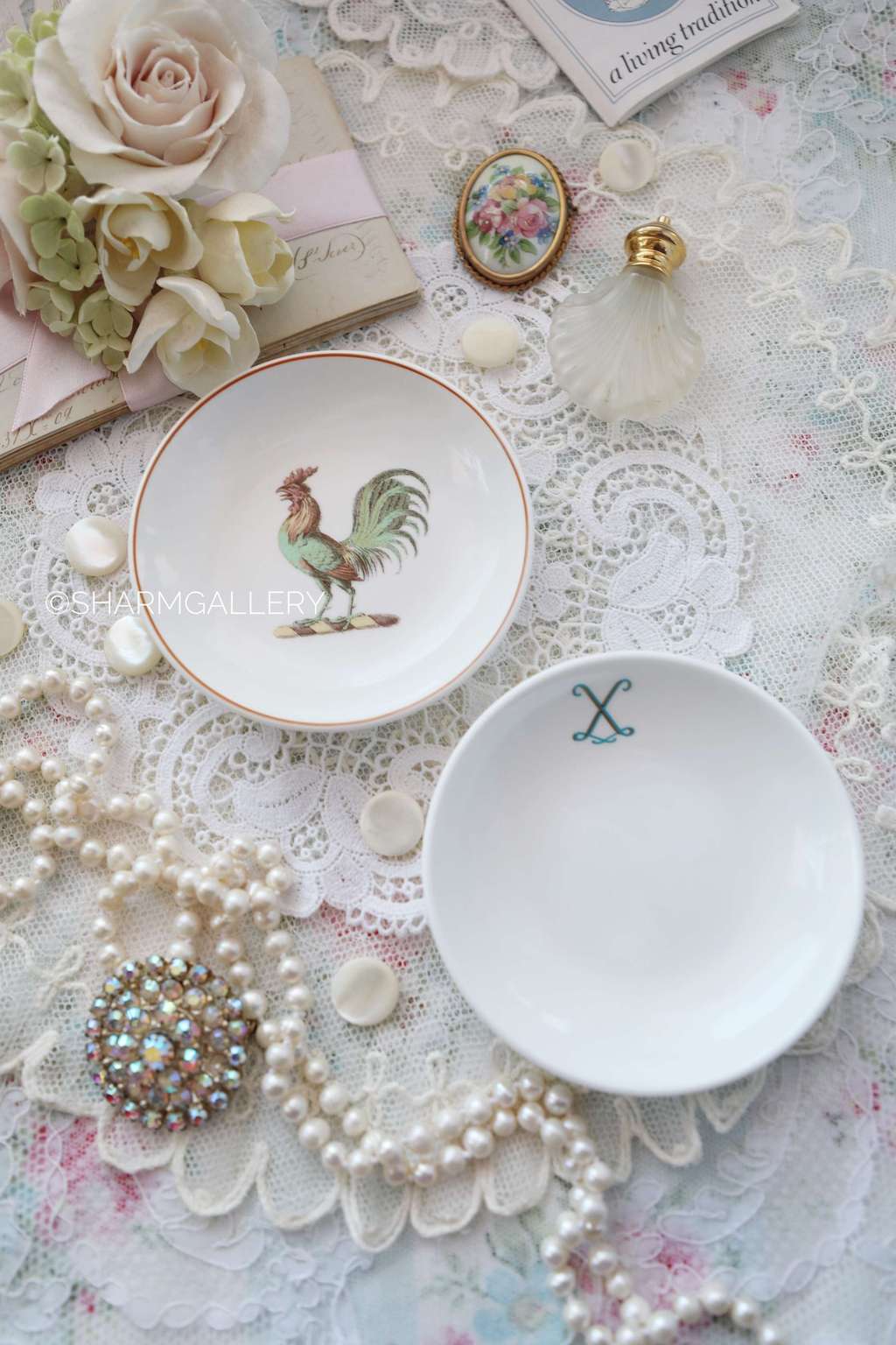 Пара тарелочек/розеток подставка для кодлера. Петушок и Монограмма, костяной фарфор Wedgwood Веджвуд Англия.