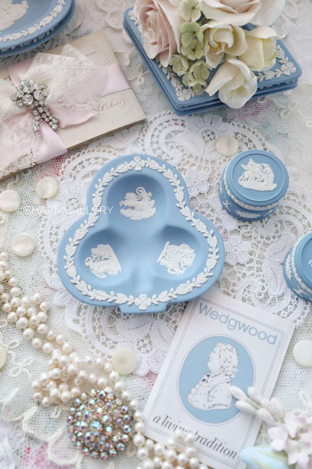 Тарелочка «Карточные масти» Трефы/Крести, бисквитный фарфор Wedgwood, Англия.