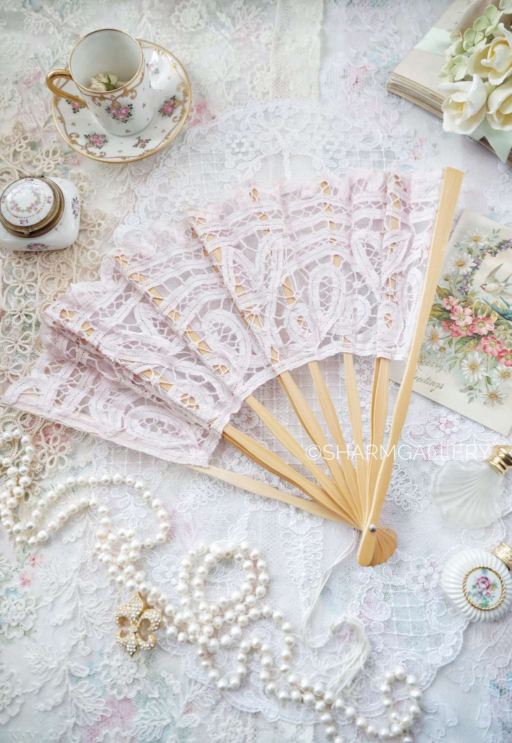 Веер деревянный с розовым кружевом. Италия, Винтаж.