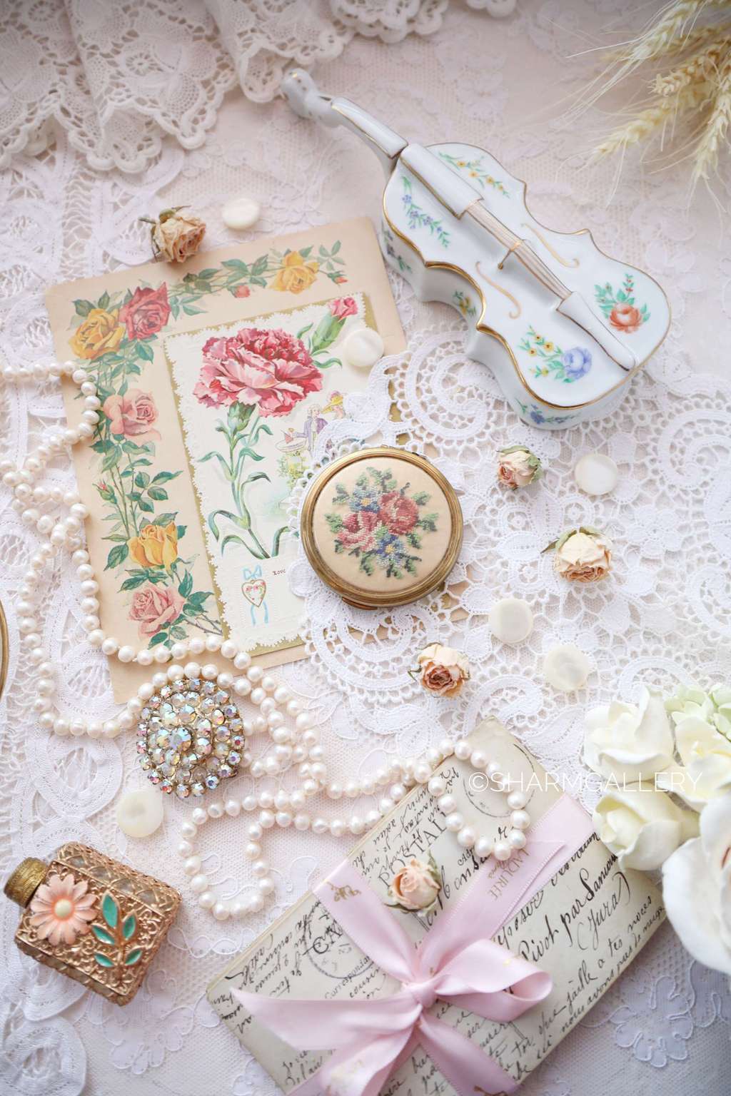 Винтажная пудреница, зеркальце "Розы" латунь, вышивка Petit Point, Англия