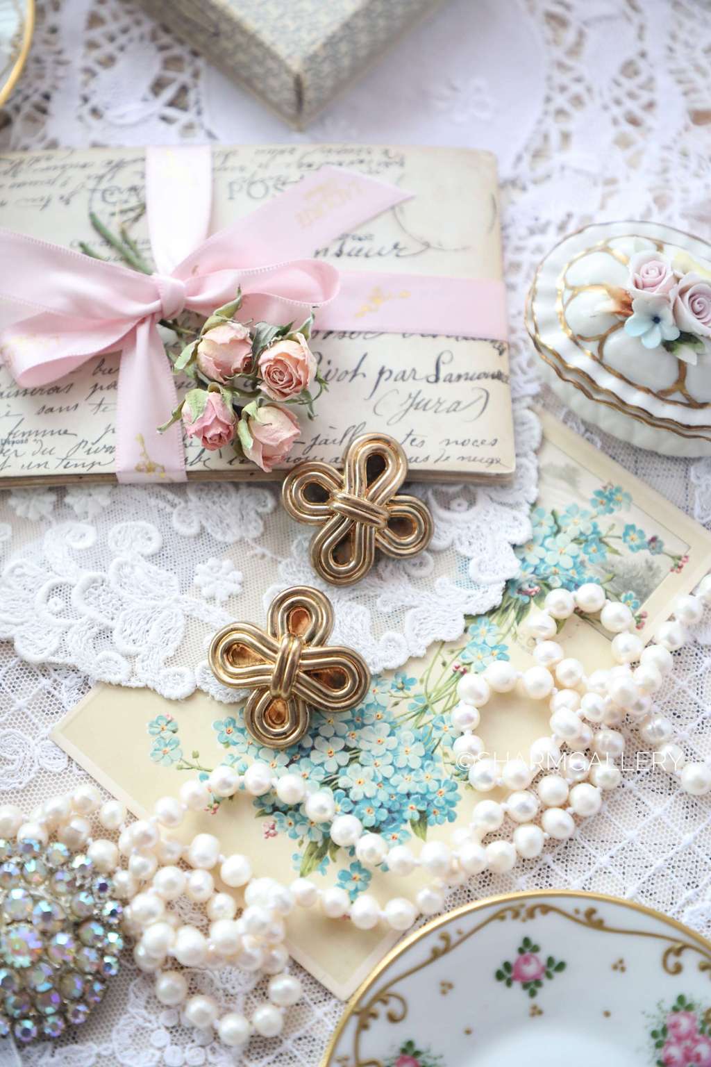 Клипсы золотого цвета, пластмасса 1990-е Италия, в коробочке.