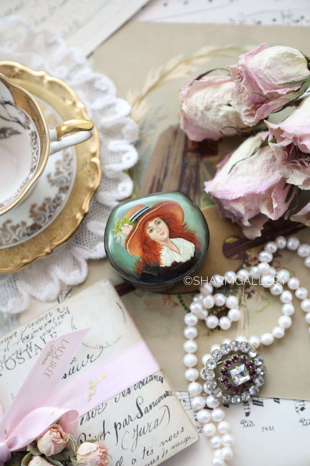 Шкатулка лаковая миниатюра Федоскино «Рыжая в шляпе» СССР.