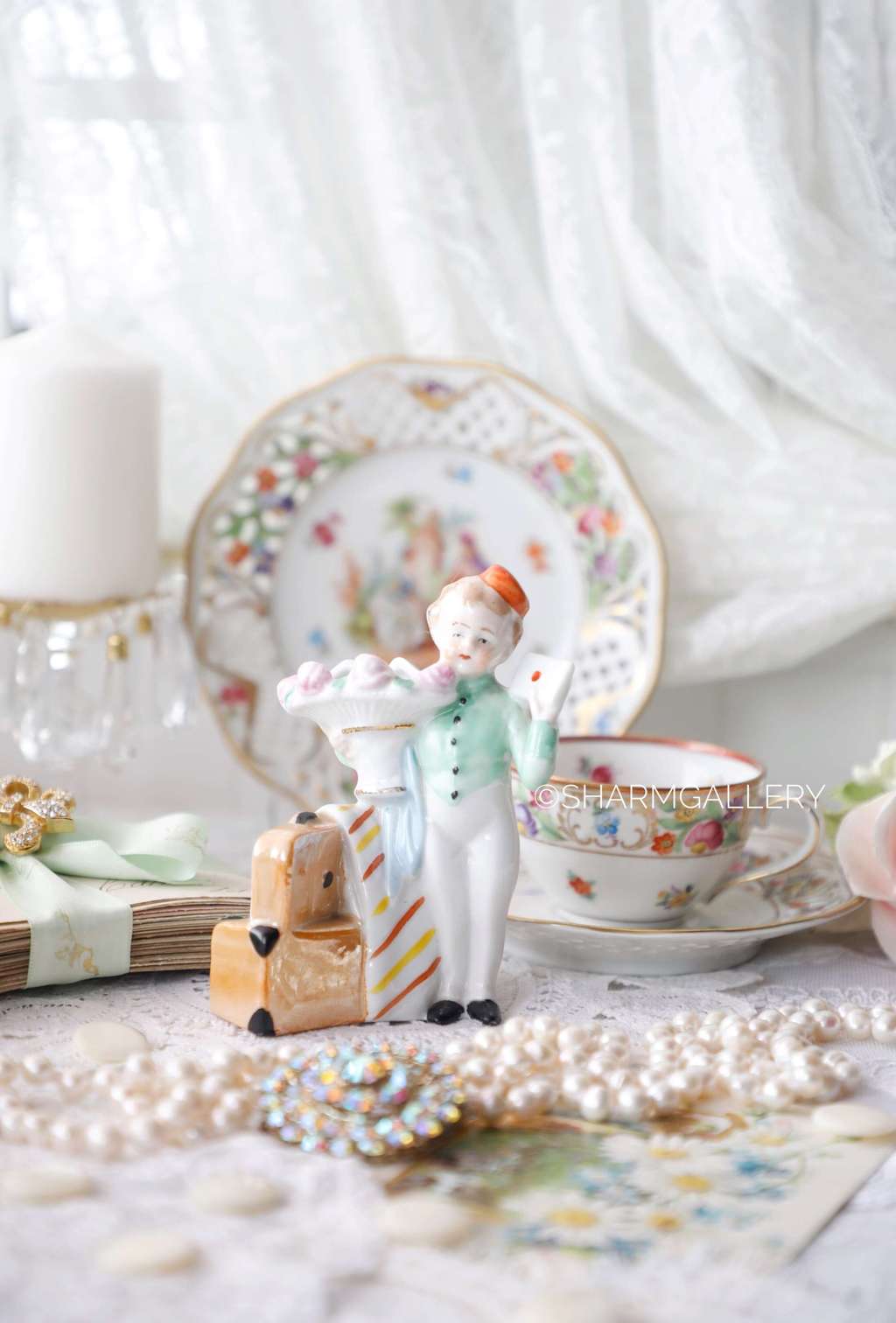 Антикварная фарфоровая статуэтка - мальчик Портье букетница серия «Бюргеры», Германия.