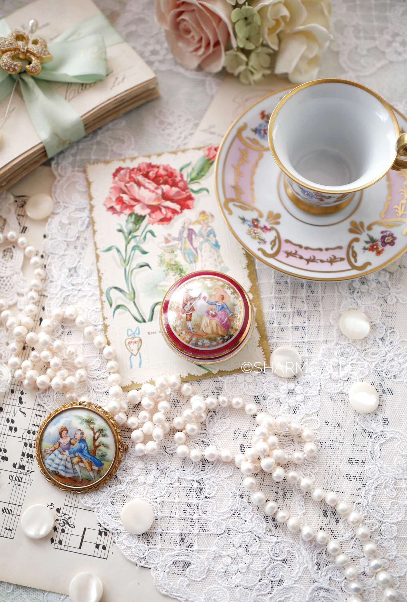 Фарфоровая миниатюрная шкатулка - таблетница "Галантная сцена" Limoges  Лимож, Франция.