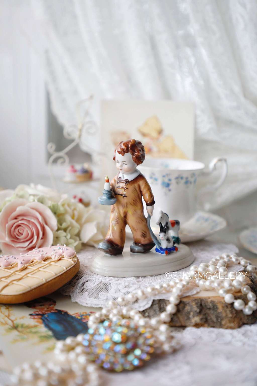 Фарфоровая статуэтка Мальчик с игрушками, серия Дети старая Германия.