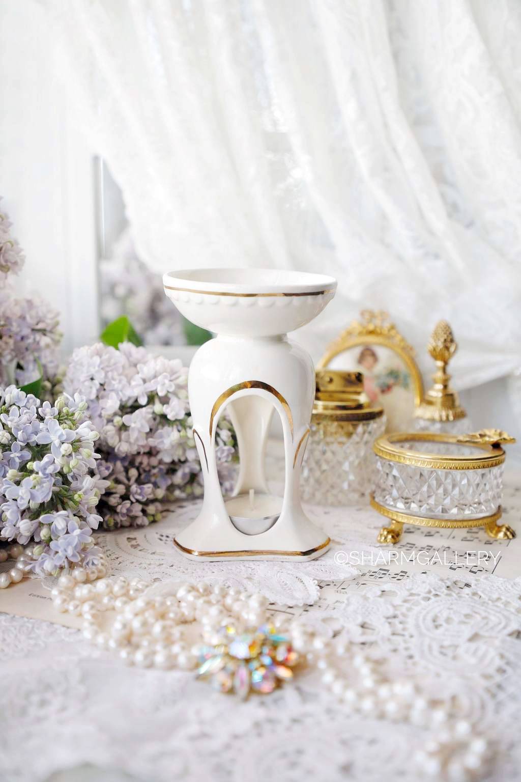 Керамическая аромалампа классической формы с позолотой.