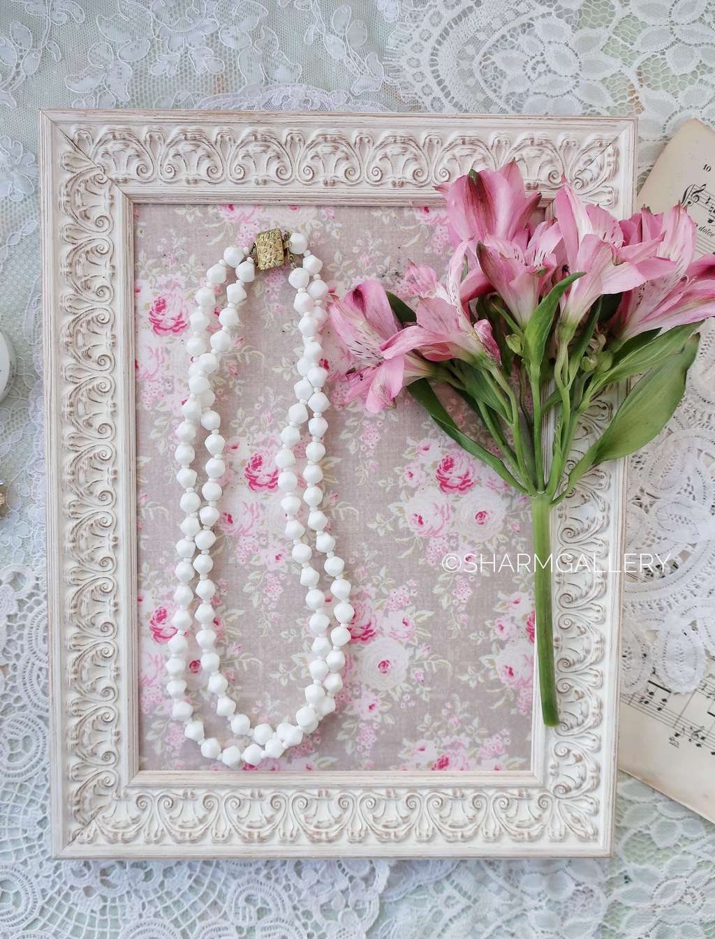 Бусы - колье из белого молочного стекла, Чехословакия.