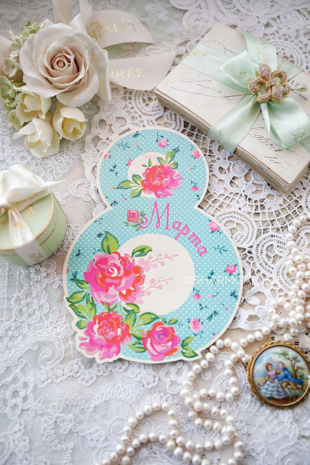 Открытка фигурная "8 Марта". Россия.