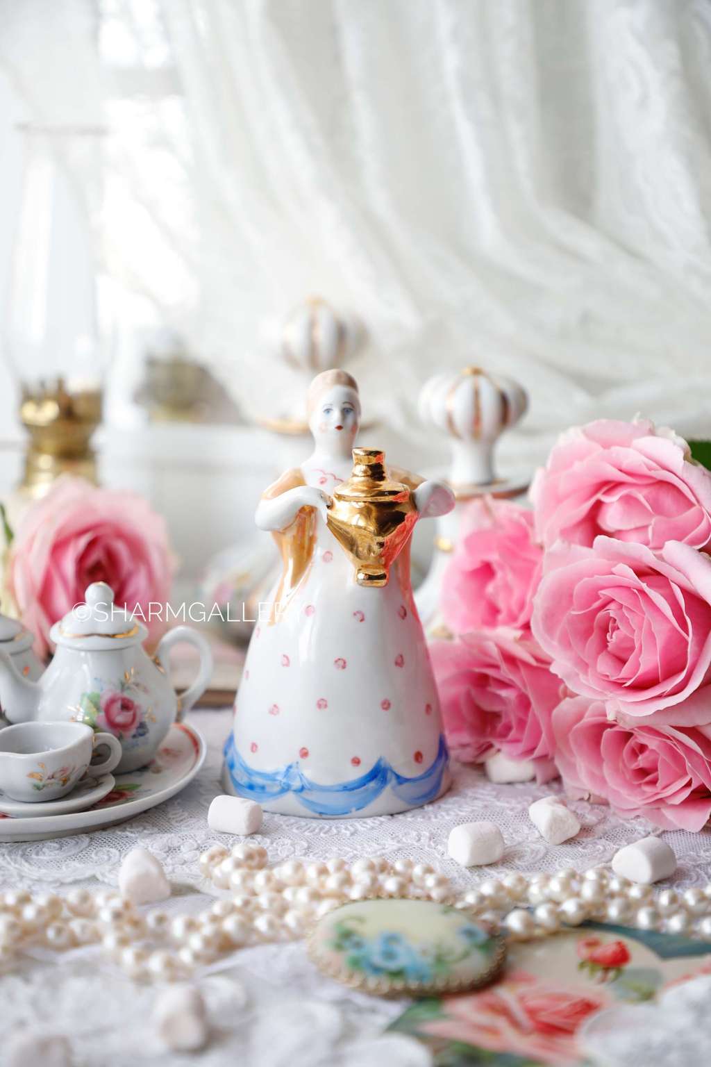 Статуэтка "Барышня с самоваром" №4 (в золотой шали) Фарфор, Дулево, СССР.