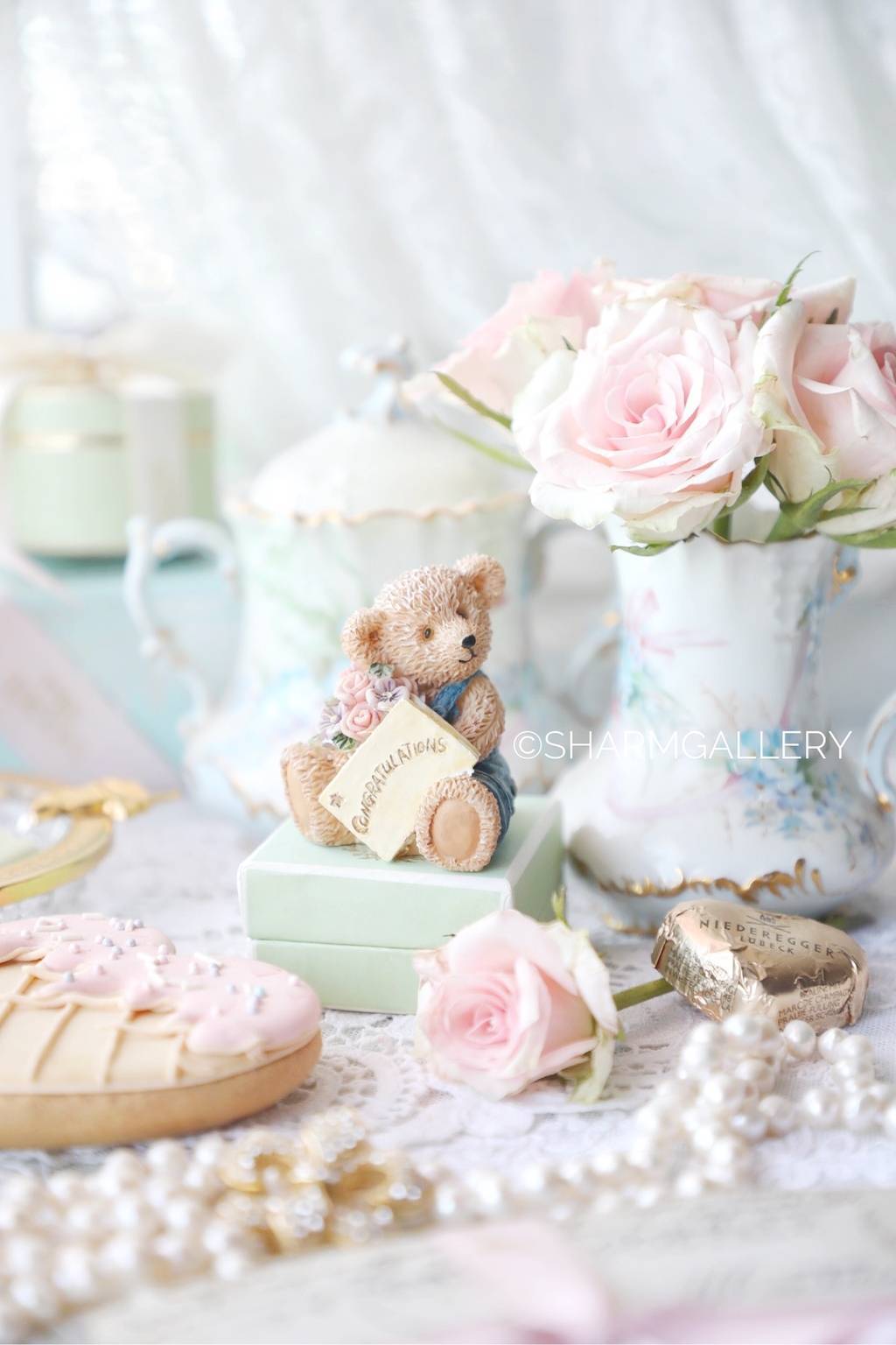 Коллекционная фигурка Мишка Тедди с книгой и букетом, полистоун Англия.