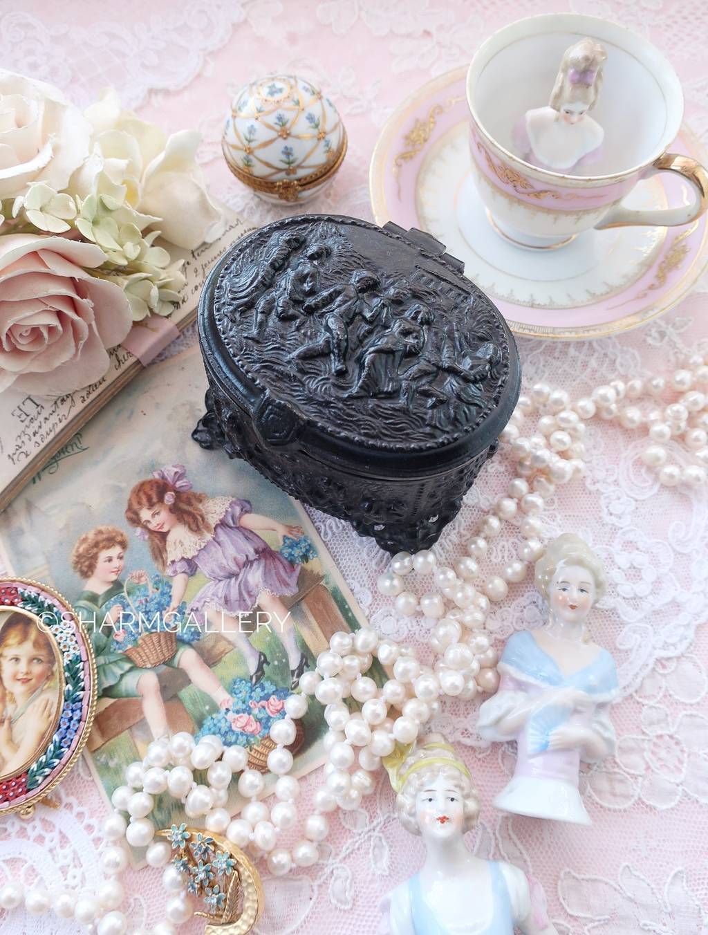 Шкатулка овальная на ножках «Танцы и Охота» чугун Касли, СССР.