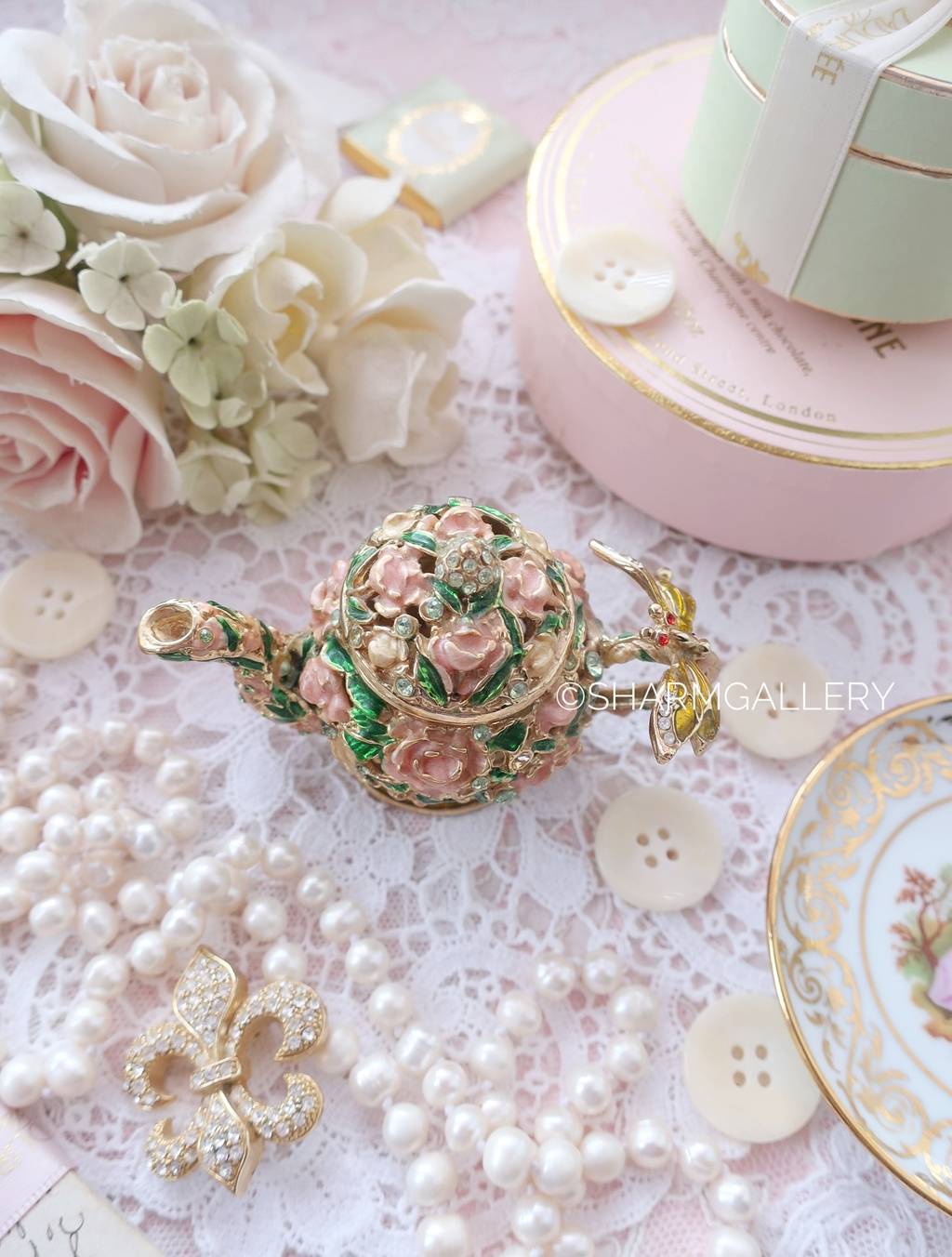 Шкатулка коллекционная «Чайник со стрекозой» металл, стразы, эмаль.