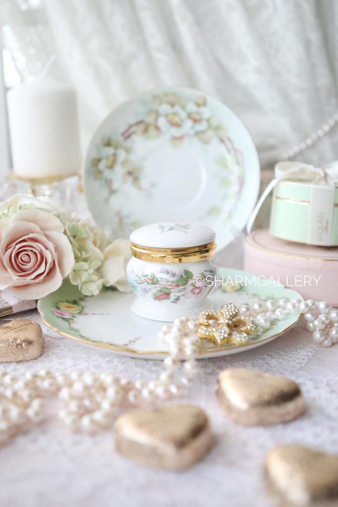 Миниатюрная шкатулка /таблетница Wild Tudor костяной фарфор Aynsley, Англия