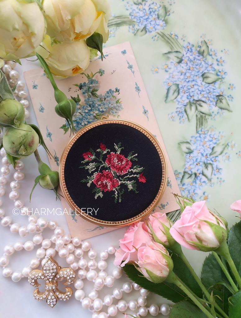 Винтажная пудреница "Розы" с микро вышивкой Petit Point, Австрия.