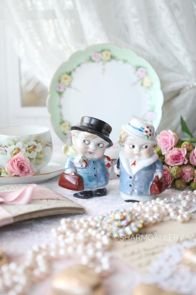 Набор Дама и Кавалер соль, перец, серия "Бюргеры - Гуглики" фарфор Wagner & Apel Германия.