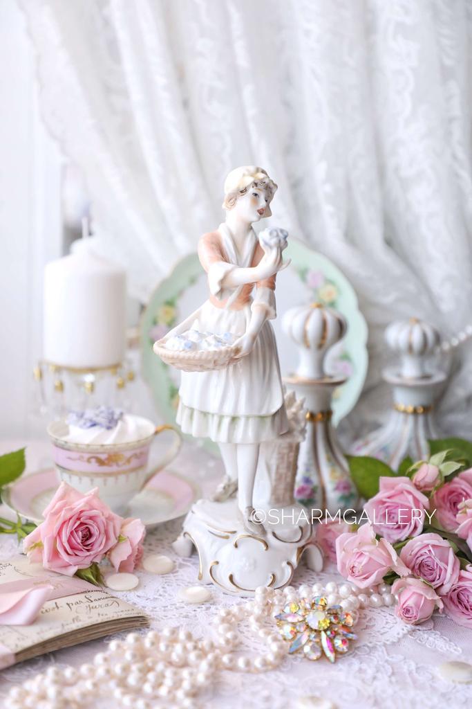 Редкая статуэтка «Продавщица незабудок» фарфор Goebel Германия.