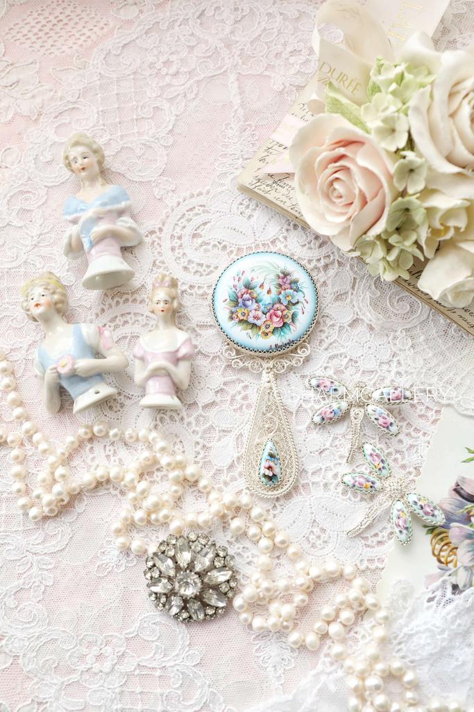 Зеркальце на ручке «Летний букет» 12см, финифть, скань, мельхиор.