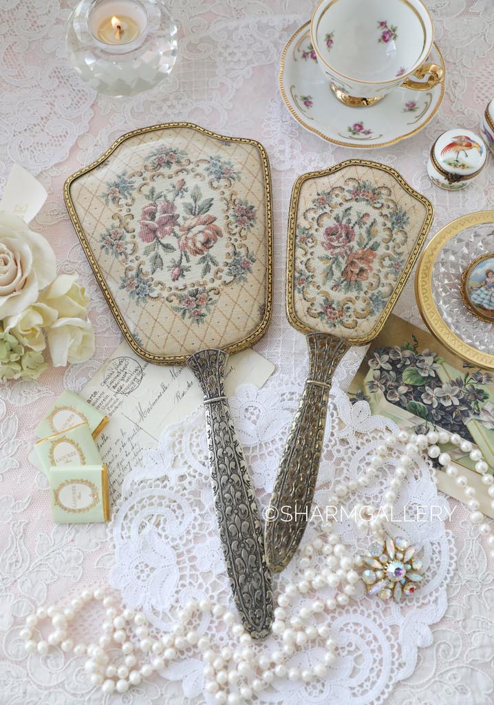 Старинное зеркало и щетка с вышивкой Petit Point на длинной ручке, Англия.