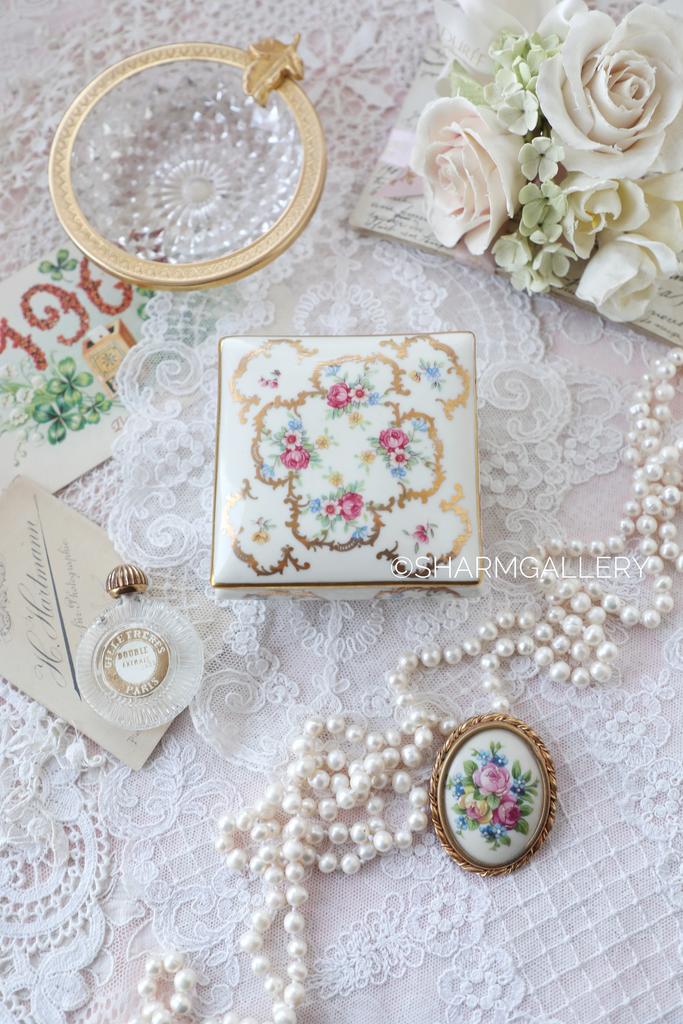 Антикварная шкатулка на ножках, фарфор Керафина Kerafina KPM, Германия.