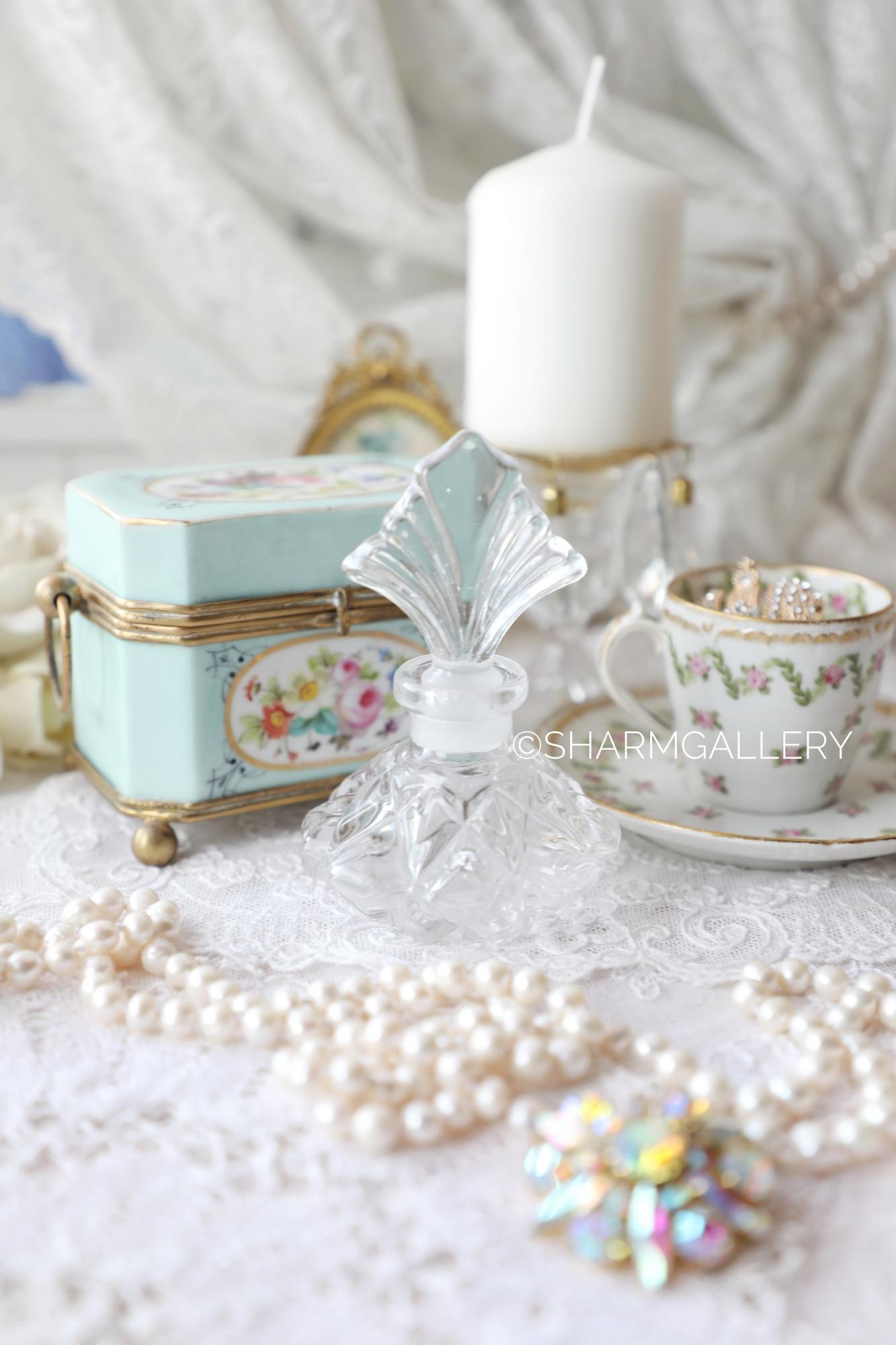 Старинный хрустальный флакон для духов с притертой пробкой.