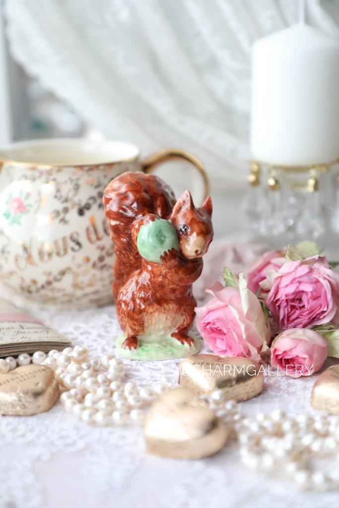 Статуэтка Белка с орехом Squirrel Nutkin, Beatrix Potter фаянс Beswick, Англия.