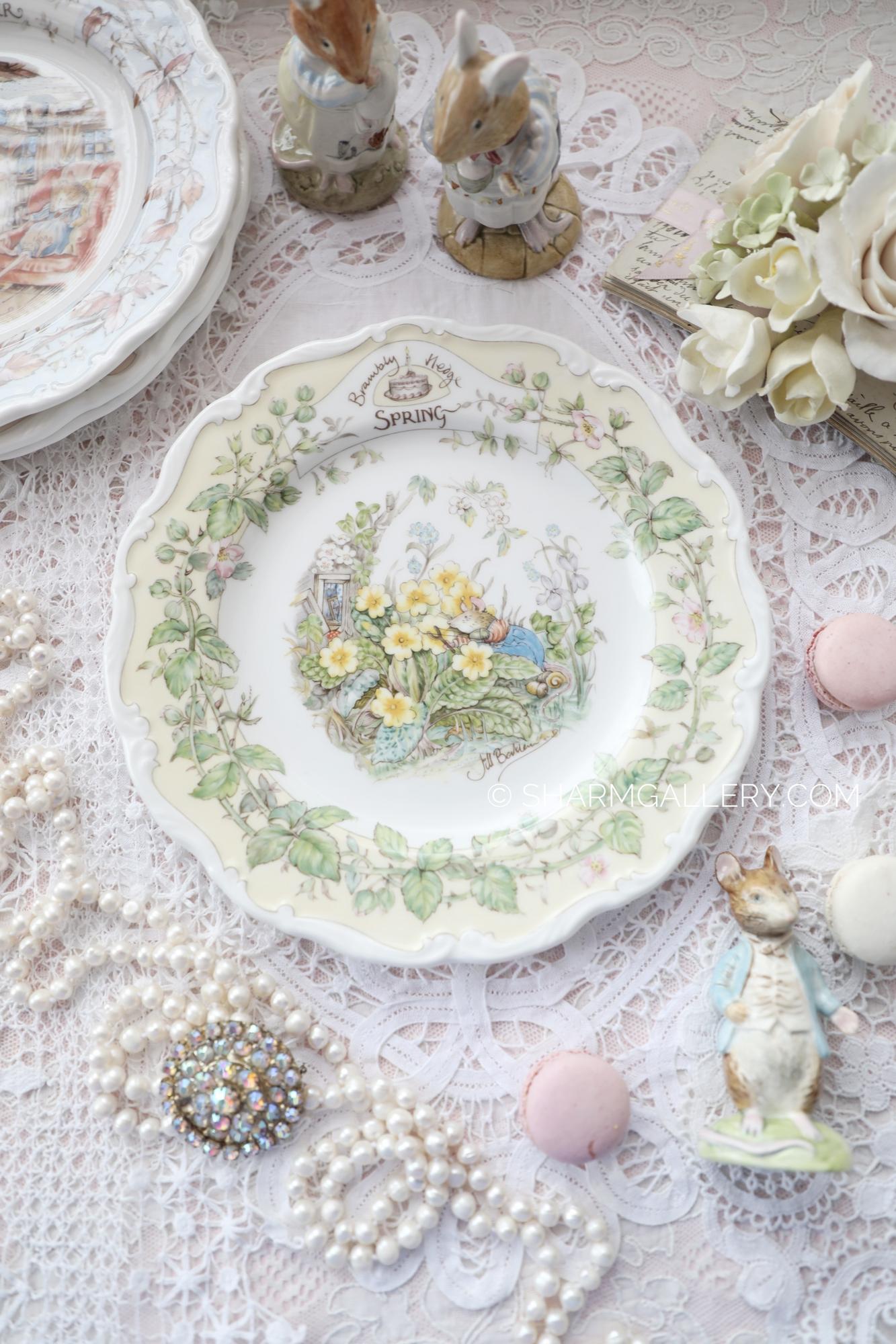 Коллекционная тарелка Brambly Hedge Весна в коробке, Ежевичная поляна. Фарфор Royal Doulton Англия 1982г.