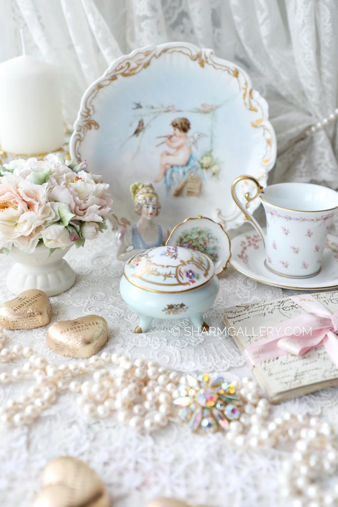 Старинная шкатулочка на ножках мятная, фарфор SAXE PORCELAIN (Сакс) Германия.