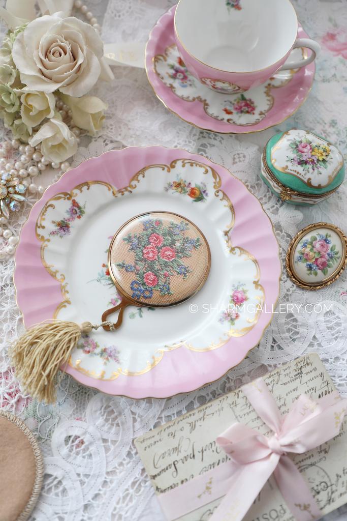 Винтажное зеркальце в мягком чехле имитация вышивки Petit Point, латунь. Gwenda, Англия