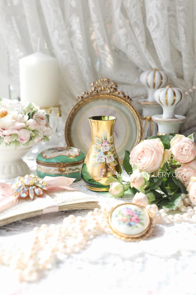 Миниатюрная вазочка. Зеленое стекло, лепка, позолота. Богемия, Чехословакия.