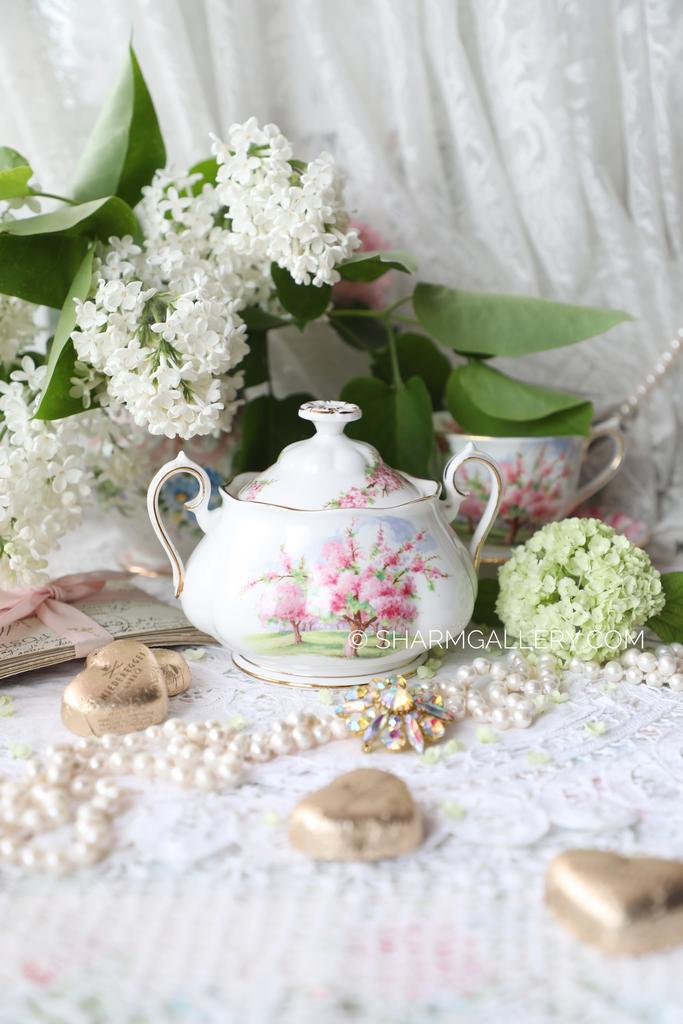 Сахарница Время цветения/Blossom Time, фарфор Royal Albert, Англия.