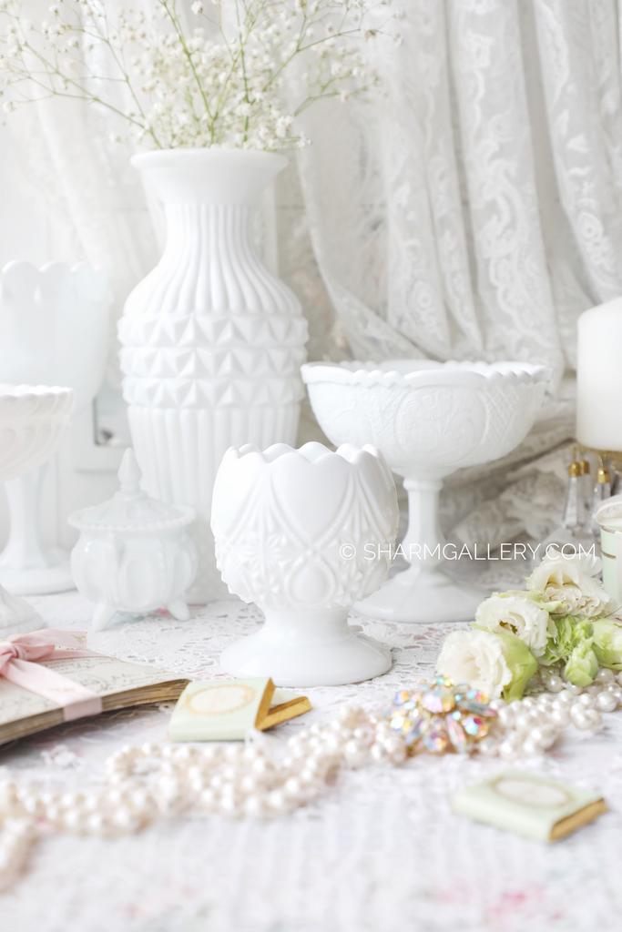 Антикварная Вазочка «Скорлупа» белое молочное (опаловое) стекло, Европа.