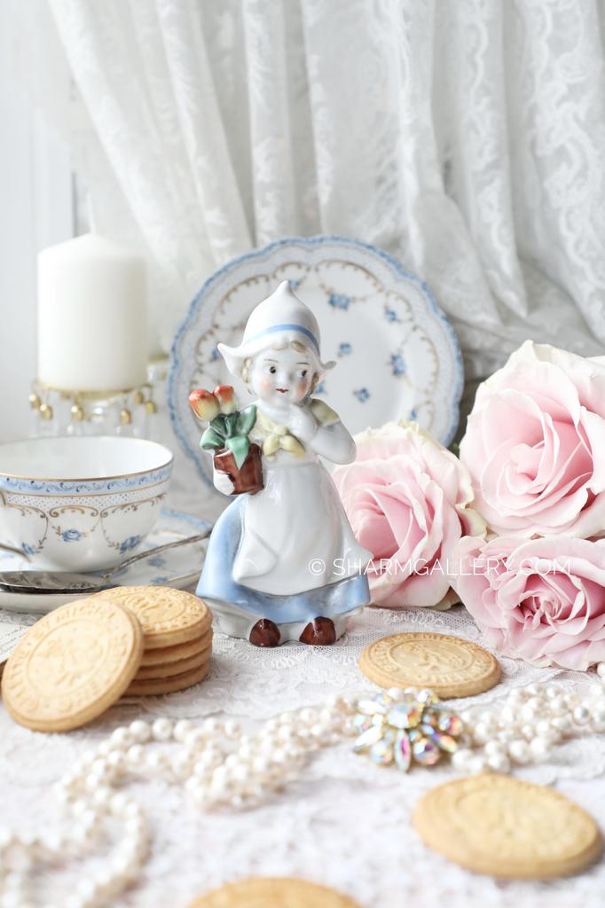 Старинная фарфоровая статуэтка «Цветочница» в желтом платочке серия «Бюргеры-Гуглики» Германия.