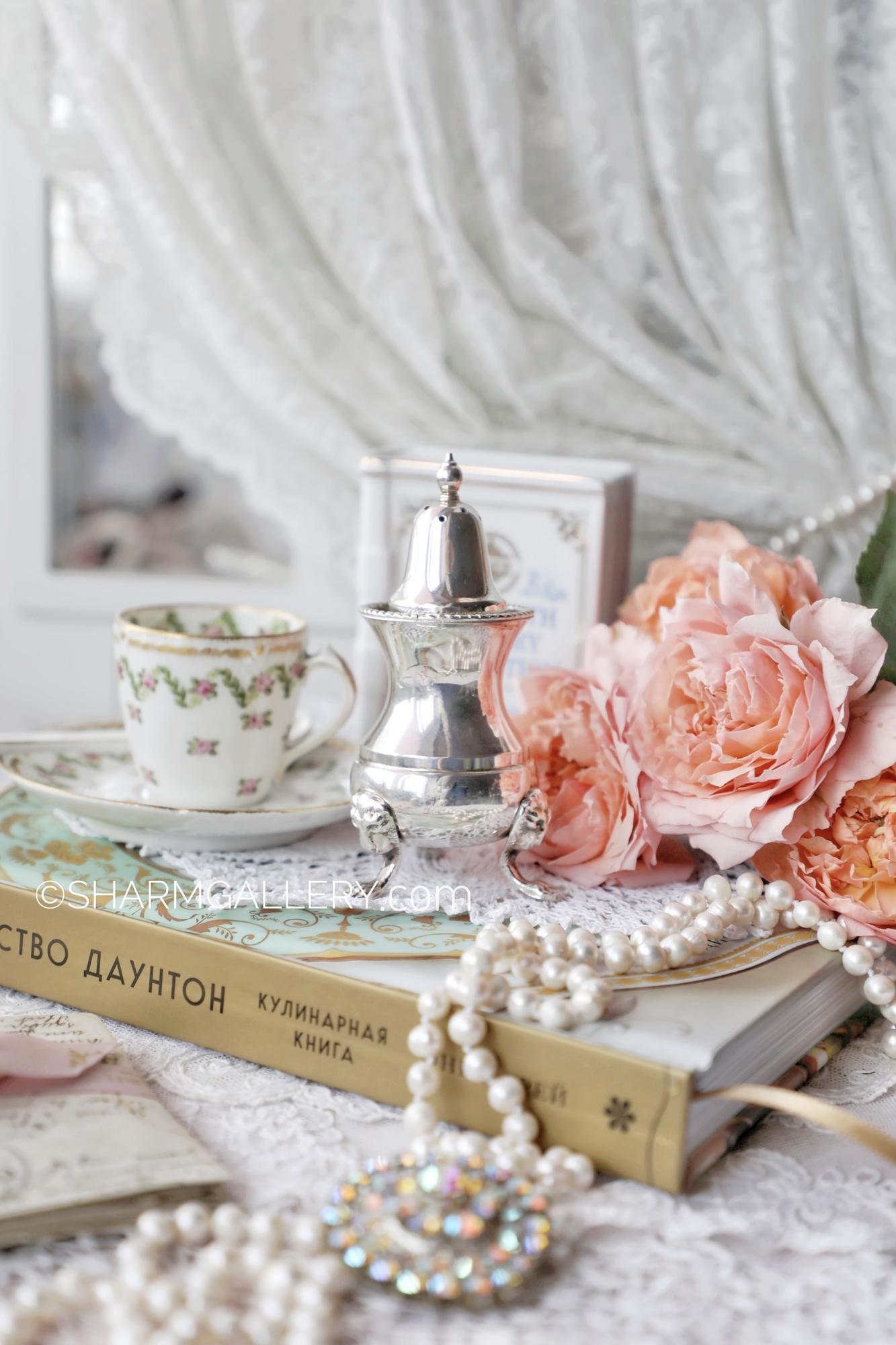 Солонка на львиных лапах, серебрение Англия.