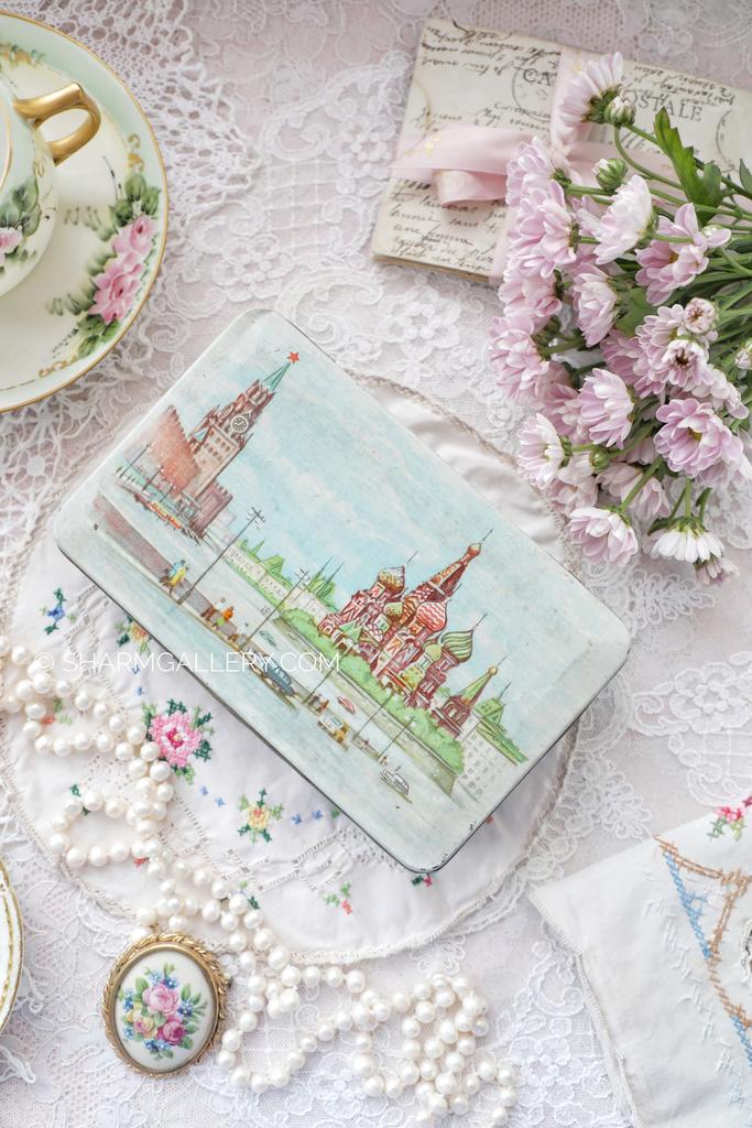 Жестяная банка - коробка Москва Кремль  + набор пуговиц и 2 катушки ниток №9. СССР.