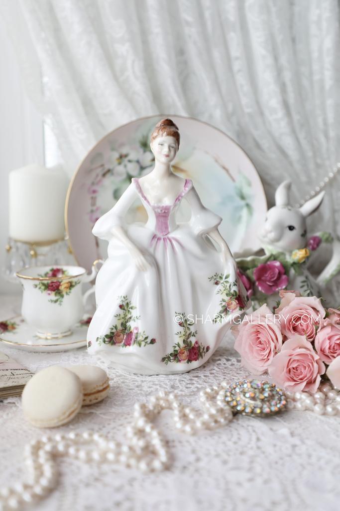 Статуэтка «Country Rose» костяной фарфор Royal Doulton Англия.