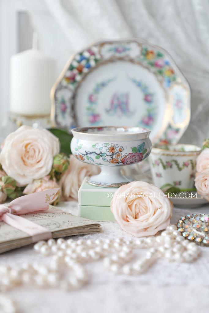 Антикварная вазочка на ножке в стиле шинуазри фарфор Германия 19 век.