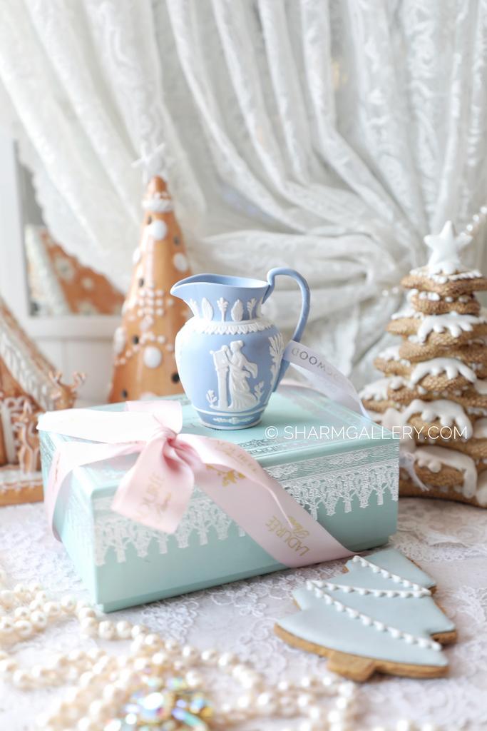 Елочная игрушка посуда в миниатюре “Кувшинчик“ голубой бисквитный фарфор Веджвуд/Wedgwood, Англия.