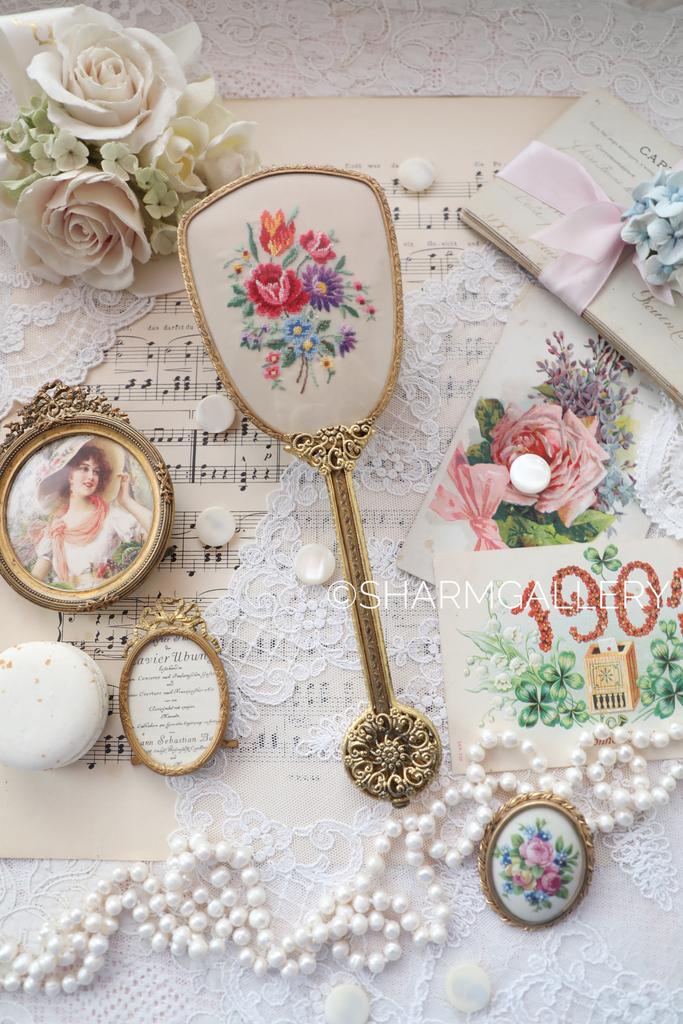 Старинная щетка для волос с роскошной вышивкой Petit Point на длинной ручке, Англия.