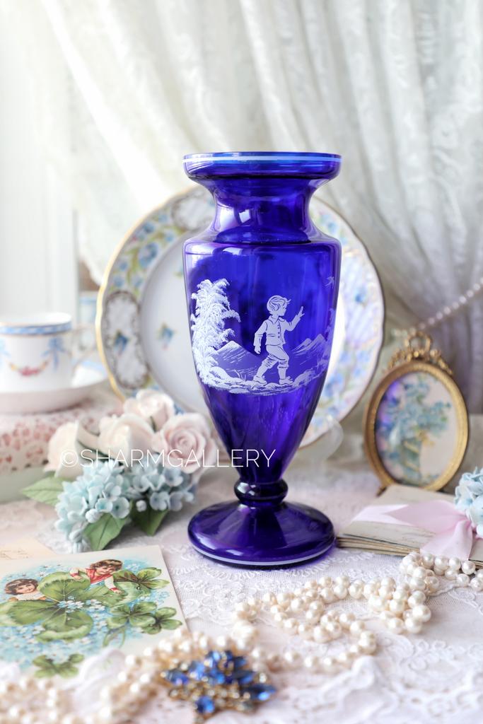 Ваза для цветов в стиле Mary Gregory «Мальчик» синее стекло кобальт BOHEMIA Чехословакия.