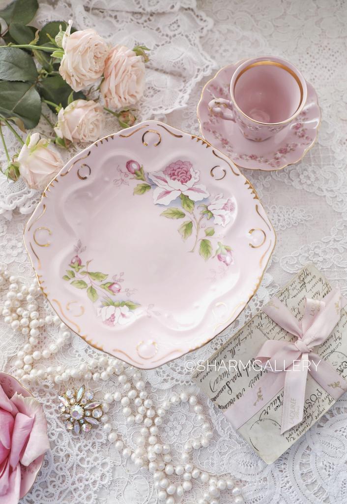 Блюдо сервировочное на ножке «Роза» розовый фарфор Haas and Czjzek Чехословакия.