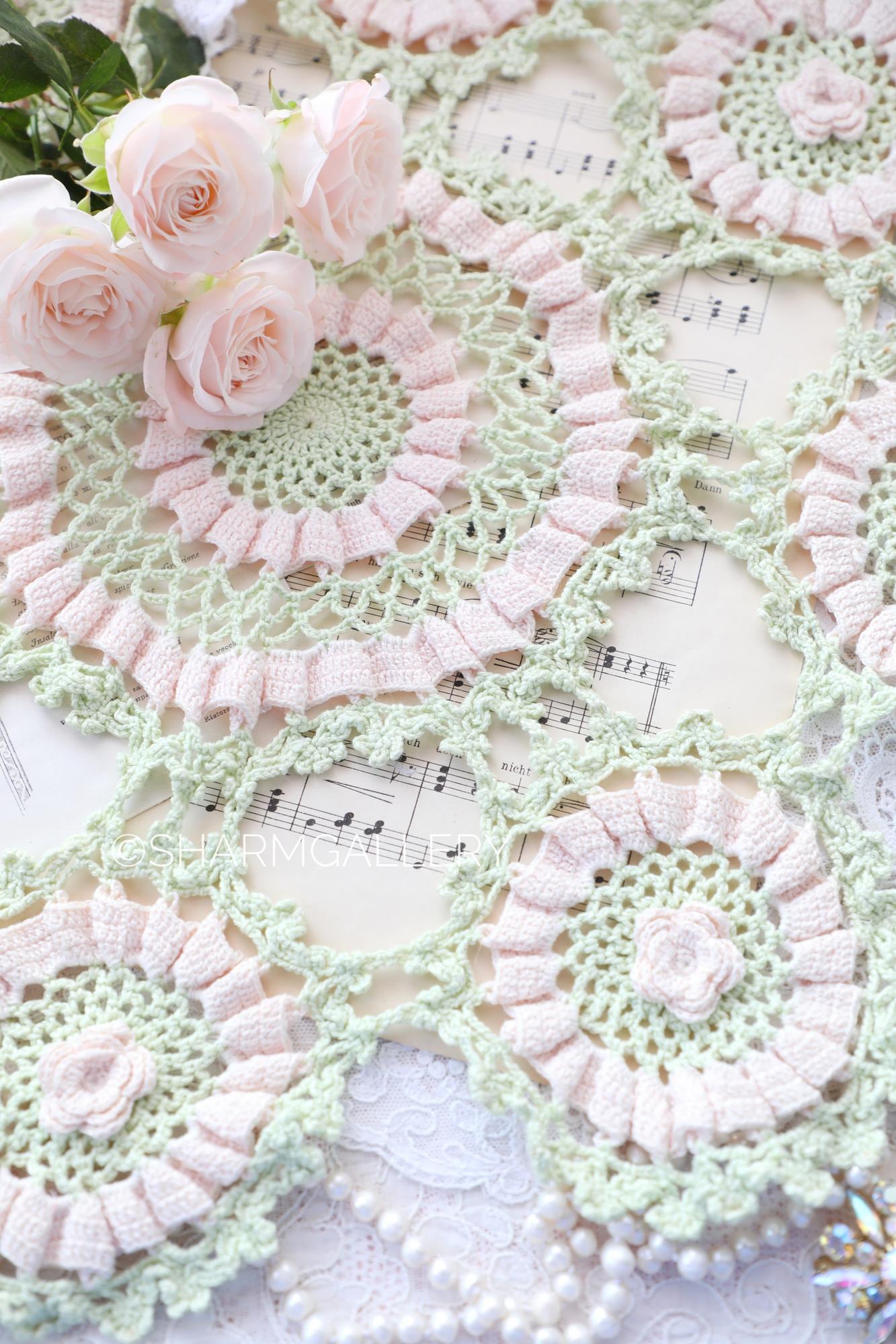 Кружевная салфетка круглая 51см. розово - салатовая вязанная крючком Германия. №35